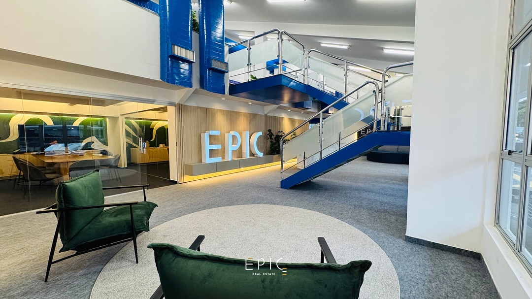 Recepção moderna e imponente da Epic Real Estate